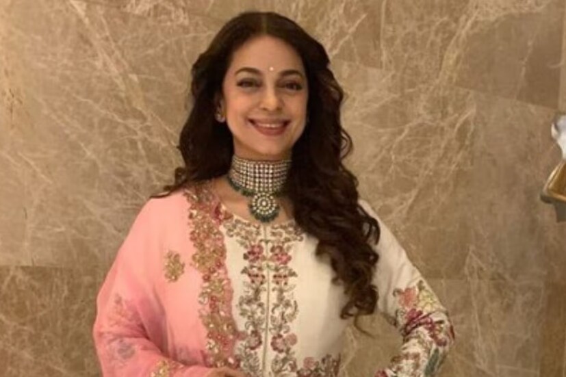 বিয়ে করতে চেয়েছিলেন সলমনও: কেরিয়ারের একেবারে গোড়ার দিকে সলমন খান এবং জুহি চাওলা একটি শোয়ের জন্য বিদেশে গিয়েছিলেন। সেই সময় একটি সাক্ষাৎকারে সলমন খান জানিয়েছিলেন যে, তিনি জুহিকে বিয়ে করতে চান। এমনকী, এ নিয়ে অভিনেত্রীর বাবার সঙ্গেও কথা হয়েছিল তাঁর। কিন্তু অভিনেতা এ-ও বলেছিলেন যে, “ওঁর জন্য আমি উপযুক্ত নই। কারণ ওঁর রোজকার খরচ আমি বহন করতে পারতাম না।” এই বিষয়টা প্রকাশ্যে এনে সলমন এ-ও জানিয়েছিলেন যে, জুহিকে তিনি পছন্দ করেন। অভিনেত্রী হ্যাঁ বললে তিনি নিশ্চিত ভাবে তাঁকেই বিয়ে করতেন। File Photo