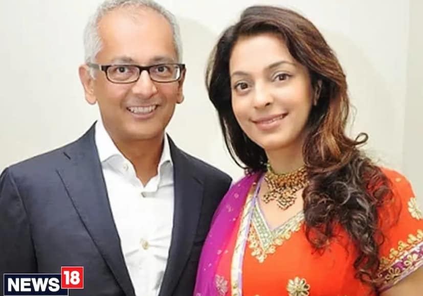 অথচ জুহি চাওলার স্বামী জয় মেহতা তাঁর থেকে মাত্র ৬ বছরের বড়। কিন্তু দেখে মনে হয় যেন, অভিনেত্রীর তুলনায় বয়সে অনেকটাই বড় তিনি। গোপনেই তাঁরা বিয়ে সেরেছিলেন। আসলে জয় মেহতা আগে একবার বিয়ে করেছিলেন। বিমান দুর্ঘটনায় তাঁর প্রথম স্ত্রীর মৃত্যু হয়েছিল। সোশ্যাল মিডিয়ায় প্রকাশিত প্রতিবেদন থেকে জানা যাচ্ছে যে, যখন অভিনেত্রীর বিয়ের খবর জানাজানি হয়, তখন সকলেই তাঁকে দোষারোপ করতে শুরু করেন। এমনকী ভক্তরা এ-ও বলেছিলেন যে, টাকার জন্যই এক বৃদ্ধকে বিয়ে করেছেন জুহি। কেউ কেউ আবার অভিনেত্রীকে অর্থলোভী বলেও দাগিয়ে দিয়েছিলেন। 