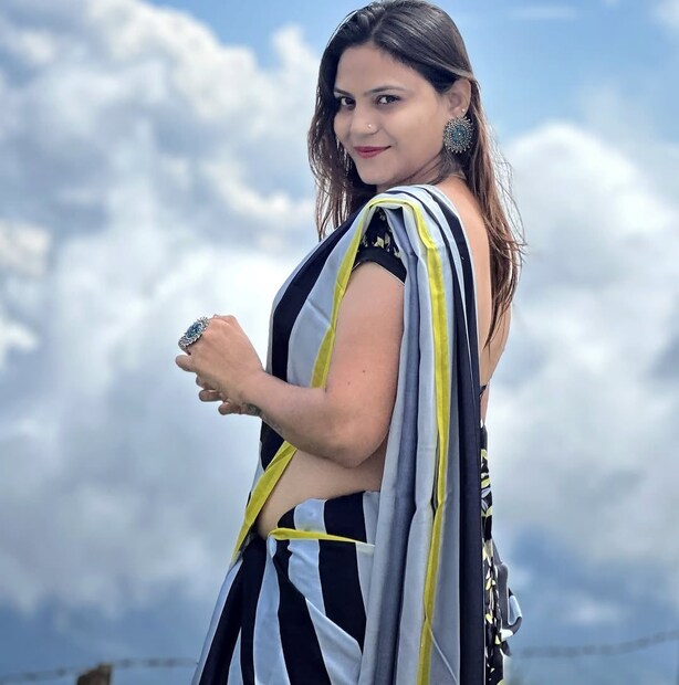 রিসেপশনিস্ট থেকে ইউটিউবার হওয়ার যাত্রা অবশ্য সহজ ছিল না। জ্যোতি প্রথমে একটি কোচিং ইনস্টিটিউটে রিসেপশনিস্ট হিসেবে কাজ করতেন। তারপর তিনি একটি স্কুলে শিক্ষকতা শুরু করেন। পরে তিনি আবার হিসারের একটি অফিসে রিসেপশনিস্ট হিসাবে যোগ দেন। কিন্তু এই কাজগুলো থেকে যে বেতন পাওয়া যেত, তা তাঁর ইচ্ছা পূরণের জন্য পর্যাপ্ত ছিল না। করোনাকালে যখন তিনি চাকরি হারান, তখন তিনি ইউটিউবে ভিডিও তৈরি শুরু করেন। এর পর জ্যোতি ভ্রমণ এবং ভ্লগিং থেকে অর্থ উপার্জন শুরু করেন। ট্র্যাভেল উইথ জো নামে একটি ইউটিউব চ্যানেল শুরু করেন, যার এখন ৩.৭৭ লক্ষ সাবস্ক্রাইবার রয়েছে। ইনস্টাগ্রামে তাঁর ১.৩১ লক্ষ ফলোয়ারও রয়েছে। (Photo: Instagram)