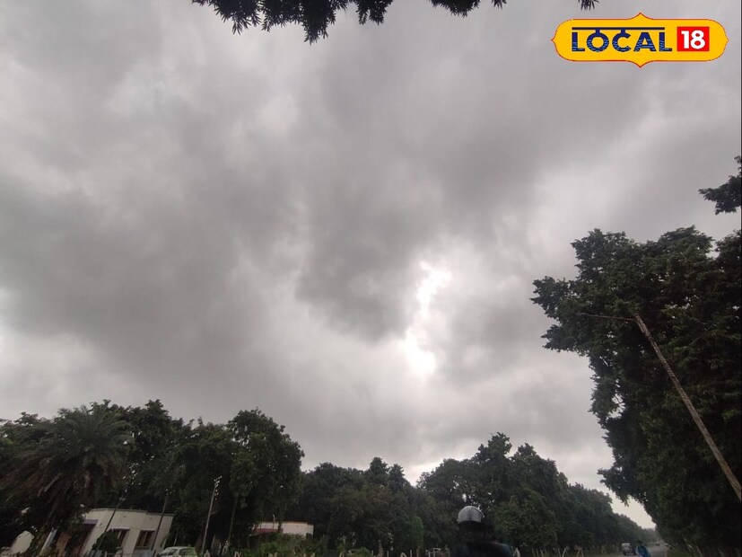 ভোর হতে রোদের দেখা মিললেও আকাশ কোথাও কোথাও মেঘাচ্ছন্ন থাকতে দেখা যেতে পারে। এইদিন জেলা পুরুলিয়ার সর্বোচ্চ তাপমাত্রার পারদ থাকতে পারে ৩২ ডিগ্রি সেলসিয়াস এবং সর্বনিম্ন তাপমাত্রার পারদ থাকতে পারে ২৫ ডিগ্রি সেলসিয়াস বলে জানা গিয়েছে আবহাওয়া দফতর সূত্রে। তবে তাপমাত্রার তেমন কোনো পরিবর্তন হচ্ছে না। 