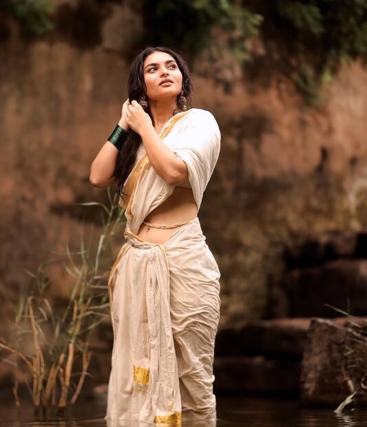 বর্তমানে তরুণদের রাতের ঘুম রীতিমতো কেড়ে নিয়েছেন সুন্দরী অভিনেত্রী কায়াড়ু লোহার। সোশ্যাল মিডিয়ায় তাঁর ভক্ত সংখ্যা অগণিত। বর্তমানে তাঁর অনুরাগীর সংখ্যা প্রায় ২৫ লক্ষ। মাঝেমধ্যেই নিজের সুন্দর সুন্দর ছবি পোস্ট করতে দেখা যায় তাঁকে। যা দেখে পছন্দ করেন ভক্তরা। (Photo: Instagram@mariyappanchinna)