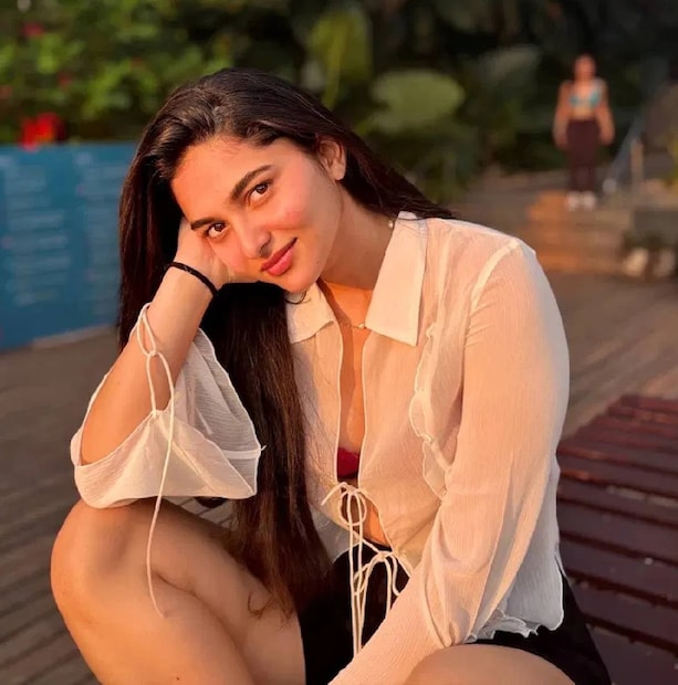 আর এটি আসলে কায়াড়ু এবং জিভি প্রকাশের ছবির পোস্টার। যা সম্প্রতি মুক্তি পেয়েছে। ছবির নায়কের সঙ্গে বাথটাবে দেখা যাচ্ছে অভিনেত্রীকে। তাঁর হাতে দেখা যাচ্ছে একটি গ্লাস। তার মধ্যে রয়েছে অ্যালকোহল। আর ভাইরাল পোস্টার দেখার পর এই ছবিকে কেন্দ্র করে ভক্তদের উন্মাদনা যেন দ্বিগুণ হয়ে গিয়েছে। (Photo: Instagram)