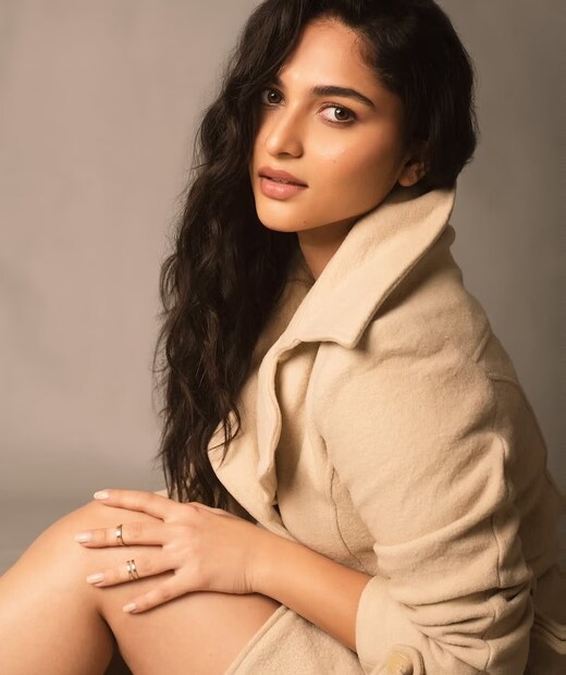 প্রসঙ্গত অসমের তেজপুরে ২০০০ সালের ১১ এপ্রিল জন্ম কায়াড়ু লোহারের। মডেল হিসেবে তাঁর কেরিয়ারের সূত্রপাত। ২০২১ সালে এভরি ইউথ ফ্রেশ ফেস সিজন ১২ প্রতিযোগিতার বিজেতা হয়েছিলেন তিনি। ওই একই বছরে কন্নড় ছবি ‘মুঘলিপেট’ ছবির হাত ধরে নায়িকা হিসেবে ইন্ডাস্ট্রিতে পদার্পণ করেছিলেন এই অভিনেত্রী। (Photo: Instagram)