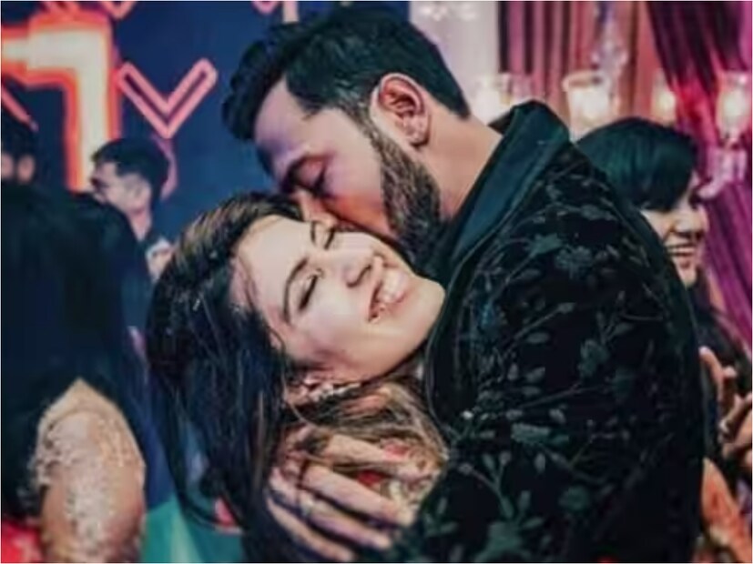 দুজনের বিয়ের ছবিগুলি বেশ ভাইরাল হয়েছিল সোশ্যাল মিডিয়ায়। যা সকলেই খুব পছন্দ করেছিল।বিয়ের দিন উৎসবের আমেজে ফটোশুটও করতে দেখা যায় হার্দিক-ক্রুণাল-পাঙ্খুরী সহ সকল অতিথিরা। বর্তমানে সন্তান সহ সুখী দাম্পত্য জীবন উপভোগ করছেন দুজনেই।