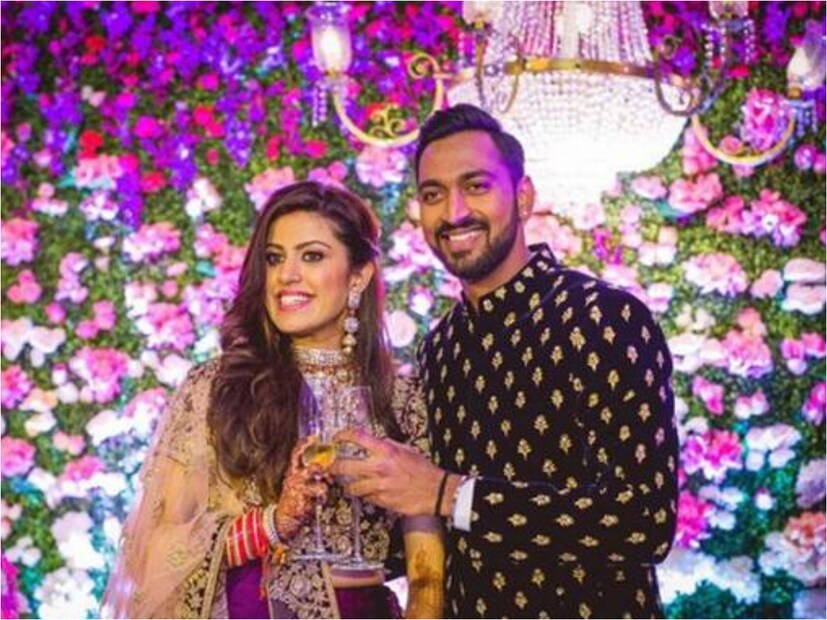 তবে বিয়ের প্রস্তাব দেওয়ার জন্য ক্রুণাল আইপিএল জেতা পর্যত্ন অপেক্ষা করেছিলেন। ২০১৭ সালে আইপিএল জয় ও ফাইনালে ম্যান অব দ্য ম্যাচ নির্বাচিত হওয়ার পর পাঙ্খুরীকে মাঠেই ফিল্মী কায়দায় বিয়ের প্রস্তাব দিয়েছিলেন ক্রুণাল। বিয়ের প্রস্তাবে রাজি হন পাঙ্খুরী।