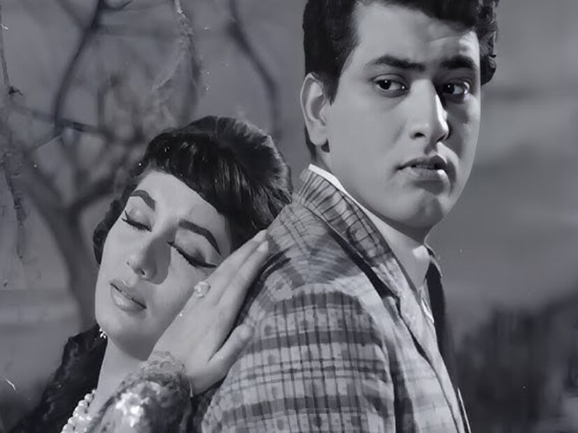 এরপর যখন আবারও লতা মঙ্গেশকরের গানটি রাজ খোসলা শোনেন, তখন প্রায় নিজেকেই চপেটাঘাত করতে উদ্যত হন তিনি। এই ঘটনাটির উল্লেখ রয়েছে পরিচালকের আত্মজীবনী ‘Raj Khosla: The Authorized Biography’-তে। তাঁর জন্মশতবার্ষিকীর প্রাক্কালে গত ২০ মে আত্মপ্রকাশ করেছে এটি। ওই বইয়ে মনোজ কুমারের বক্তব্য উল্লেখ করা হয়েছে। তিনি বলেছিলেন যে, “একদিন আমি মদন মোহনের কাছ থেকে কল পেয়েছিলাম। মদন বলেন, ‘খোসলা তো পাগল হয়ে গিয়েছে। আমি একটা গান শোনালাম আর ওর পছন্দ হল না। তুমি এসো আর বিষয়টি দেখে নাও ।” 