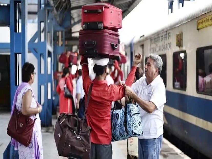 ট্রেনে একটা নির্দিষ্ট ওজন পর্যন্ত মাল পরিবহণ করতে কোনও বাড়তি টাকা লাগে না। ট্রাঙ্ক বা সুটকেসের মাপ হতে হবে-- ১০০ সেমি x ৬০ সেমি x ২৫ সেমি (দৈর্ঘ্য x প্রস্থ x উচ্চতা)। কিন্তু তাই বলে আপনি স্কুটার বা সাইকেল নিয়ে ট্রেনে উঠতে পারবেন না।Image: News18
