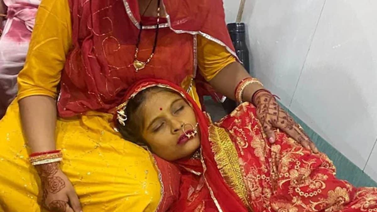 শরীর খারাপ হওয়ায় বেশিক্ষণ বসতে পারবেন না, কনেকে কোলে তুলে সপ্তপদী সম্পন্ন করলেন বর, হাসপাতাল সাক্ষী থাকল এক অভিনব বিয়ের