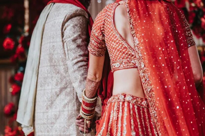 আসলে, খাবার প্যান্ডেল থেকে যে ব্যক্তিকে বের করে দেওয়া হয়েছে তিনি একজন অনামন্ত্রিত অতিথি ছিলেন। সোশ্যাল মিডিয়ায় ভাইরাল হওয়া এই ভিডিওটি দেখতে বেশ মজার। এই ভিডিওতে আপনি দেখতে পাবেন যে বিয়ের মঞ্চে ভিড়। লোকেরা বর-কনের আগমনের জন্য অপেক্ষা করছে। ইতিমধ্যে, একজন ব্যক্তি খাবারের স্টলের কাছে পৌঁছান। তিনি তাঁর প্লেটে পুরি, স&#x200d;্যালাড, সবজি দিয়ে ভরতে শুরু করেন। (প্রতীকী ছবি)