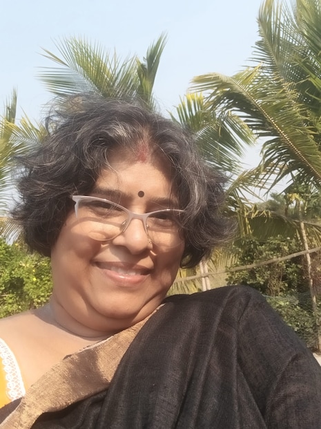 পরিচালক মানসী সিনহার কথায়, “এটা এক নতুন পরিচালক এবং একটি নতুন প্রোডাকশন হাউজের এক অনন্য মেলবন্ধন। আর এই ভাবে কাজ করাটা বেশ মজাদারও বটে! কারণ দু’পক্ষই কাজে নতুন। ফলে তারা দু’জনেই এই কাজের থেকে সেরাটা বার করে আনতে চাইবে। আর ধাগা প্রোডাকশন এবং ‘বেগনি রঙের আলো’ ছবির জন্য পথচলতি গল্প প্রোডাকশন হাউজের সঙ্গে কাজ করে এর ফল আমি তো পেয়েছি। এখনও পর্যন্ত কাজ করাটা আমার কাছে যেন একটা মিষ্টি সফর। আর আমার বিশ্বাস, এটা আমার জন্য খুব ভাল একটা অভিজ্ঞতা হতে চলেছে।” 