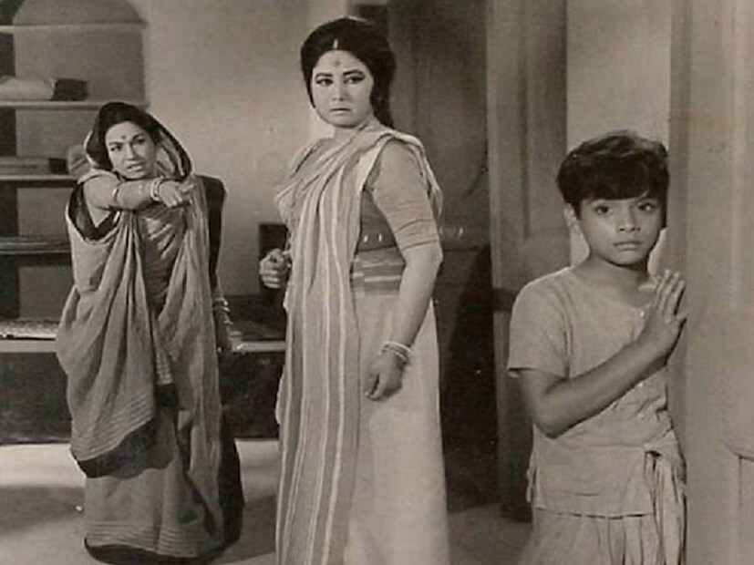 শোনা যায়, সেই সময় মীনা কুমারী পরিচালকের সঙ্গে চুক্তিবদ্ধ ছিলেন, যার কারণে তাকে ছবিটির  শুটিং চালিয়ে যেতে হয়েছিল। কিন্তু পরিচালক প্রতিশোধ নিতে দৃঢ়প্রতিজ্ঞ ছিলেন। তিনি চিত্রনাট্য পরিবর্তন করে ছবিতে এমন একটি দৃশ্য যোগ করেন যেখানে নায়ককে মীনাকে চড় মারতে হয়। কিন্তু একটি নিখুঁত দৃশ্যের আকাঙ্ক্ষায়, তিনি সেটে সকলের সামনে অভিনেত্রীকে ৩১ বার চড় মারেন। ঠিক একইভাবে,৩১টি রিটেক করা হয়েছিল। সবকিছু সহ্য করেও মীনা কুমারী নীরবে শুটিং চালিয়ে যান । এই ঘটনার সময় অভিনেতা আনোয়ার হুসেনও সেখানে উপস্থিত ছিলেন।বলরাজ তাঁর আত্মজীবনীতে এই কথা উল্লেখ করেছেন।
