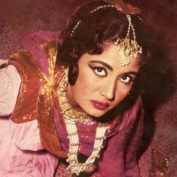 এরপর এক নিমেষে বদলে যায় মীনা কুমারীর জীবন৷ মদের নেশায় জড়িয়ে পড়েন। অ্যালকোহলের কারণে তার লিভার মারাত্মকভাবে ক্ষতিগ্রস্ত হয়েছিল। লন্ডন এবং সুইজারল্যান্ডের মতো দেশে তার চিকিৎসা হয়েছে। ১৯৭২ সালে, মীনা কুমারীর ছবি 'পাকিজা' মুক্তি পায়। এই ছবিটি ব্লকবাস্টার হিট প্রমাণিত হয়েছিল।