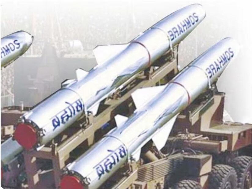 এটা কীভাবে কাজ করে? BrahMos একটি দুই-পর্যায়ের ক্ষেপণাস্ত্র যার একটি সলিড প্রপেল্যান্ট বুস্টার ইঞ্জিন রয়েছে। প্রথম পর্যায়ে, ইঞ্জিনটি ক্ষেপণাস্ত্রটিকে সুপারসনিক গতিতে নিয়ে আসে এবং তারপর আলাদা হয়ে যায়। তরল র&#x200d;্যামজেট বা দ্বিতীয় ক্রুজ পর্যায় ক্ষেপণাস্ত্রটিকে ৩ ম্যাক গতির কাছাকাছি নিয়ে যায়। উন্নত এমবেডেড সফটওয়্যার সহ স্টিলথ প্রযুক্তি এবং নির্দেশিকা ব্যবস্থা ক্ষেপণাস্ত্রটিকে বিশেষ বৈশিষ্ট্য প্রদান করে। এটি 'ফায়ার অ্যান্ড ফরগেট' নীতিতে কাজ করে, লক্ষ্যবস্তুর দিকে যাওয়ার পথে বিভিন্ন ধরনের উড্ডয়ন নীতি গ্রহণ করে। বৃহৎ গতিশক্তির প্রভাবের কারণে এর ধ্বংসাত্মক ক্ষমতা বৃদ্ধি পায়। এর ক্রুজিং উচ্চতা ১৫ কিলোমিটার পর্যন্ত হতে পারে এবং টার্মিনাল উচ্চতা ১০ মিটার পর্যন্ত হতে পারে।