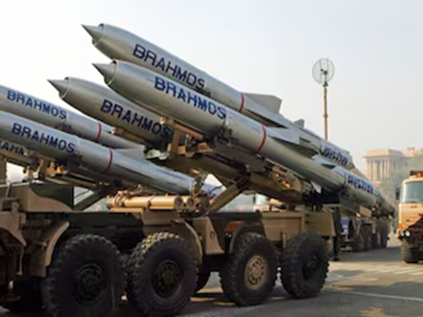 BrahMos কী? BrahMos একটি সর্বজনীন দীর্ঘ পাল্লার সুপারসনিক ক্রুজ ক্ষেপণাস্ত্র ব্যবস্থা যা স্থল, সমুদ্র এবং আকাশ থেকে নিক্ষেপ করা যেতে পারে। এটি যৌথভাবে ভারতের ডিআরডিও এবং রাশিয়ার এনপিওএম দ্বারা তৈরি করা হয়েছে। BrahMos হল ব্রহ্মপুত্র এবং মস্কো নদীর নামের সংমিশ্রণ। বর্তমানে, ভারতে এই ক্ষেপণাস্ত্রের তিনটি রূপ রয়েছে - আকাশ থেকে উৎক্ষেপিত সংস্করণ, স্থল থেকে নিক্ষেপযোগ্য সংস্করণ এবং ডুবোজাহাজ থেকে নিক্ষেপযোগ্য সংস্করণ। এই যৌথ উদ্যোগে ভারতের ৫০.৫ শতাংশ এবং রাশিয়ার ৪৯.৫ শতাংশ শেয়ার রয়েছে। ক্ষেপণাস্ত্রটির প্রথম সফল পরীক্ষাটি ২০০১ সালের ১২ জুন ওড়িশার চাঁদিপুর উপকূলে পরিচালিত হয়েছিল।
