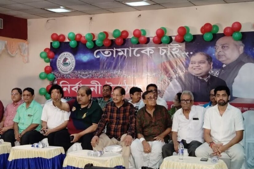 প্রাক নির্বাচন প্রচার বা প্রস্তুতিতে ফাঁক রাখছে না কোনও পক্ষই। রবিবার সৃঞ্জয়রা সভা সারেন হাওড়ার সালকিয়ায়। অন্যদিকে দত্ত-মিত্ররা বিধাননগরে! তিন বছরে ক্লাবের সাফল্যের খতিয়ান তুলেও যে হালে পানি পাওয়া যাচ্ছে, তেমনটা নয় ৷ বরং সদস্যরাই পাল্টা প্রশ্ন তুলছেন, যে সাফল্যের কথা বলা হচ্ছে সেখানে ক্লাব কর্তাদের ভূমিকা কতটুকু ? সবটাই তো নিয়ন্ত্রিত হয় ভিক্টোরিয়া হাউজ থেকে! এদিকে এদিন টুটু বোসকে ধৃতরাষ্ট্রের সঙ্গে তুলনা করে সদস্যদের প্রশ্নের মুখে পড়েন দত্ত-মিত্র শিবিরের মানস ভট্টাচার্য ৷ এই অবস্থায় পয়লা জুন পরবর্তী সময়ে ভোট বাজারে মিরাকলের আশায় বাগানের দত্ত-মিত্র শিবির ৷