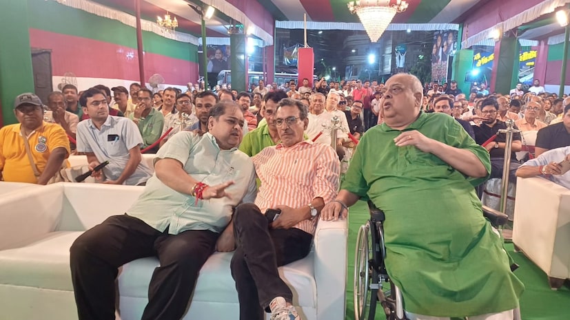পারাদীপ ঘোষ, কলকাতা: একেবারে সাদামাটা, আটপৌরে এন্ট্রি। সপ্তাহ শেষে উত্তর কলকাতার আহিরিটোলা দোলনা পার্ক তখন সবুজ মেরুন সদস্যদের ভিড়ে গমগম করছে। মোহনবাগান ভোটের প্রাক নির্বাচনী কর্মীসভায় সৃঞ্জয় অনুগামীদের উপচে পড়া ভিড়। দক্ষ ক্লাব সংগঠকের মতই সভার এই মাথা থেকে ওই মাথায় দৌড়ে বেড়াচ্ছেন বাগানের প্রাক্তন সচিব সৃঞ্জয় বোস। এমন সময়েই হুইলচেয়ারে করে তাঁর আগমন। সবুজ মেরুনের উত্তম কুমার। টুটু বোস।