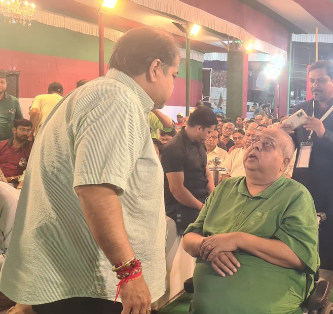 হুইলচেয়ারে টুটু আর উঠে দাঁড়িয়ে করতালি দিয়ে বাগান মাসিহাকে বরণ করে নিচ্ছেন হাজারের উপর সবুজ মেরুন সদস্যরা ৷ এই ছবিটাই বলে দিচ্ছিল গঙ্গা পাড়ের ক্লাবে আজও টুটুই উত্তম কুমার, আজও টুটুই অমিতাভ বচ্চন! ডাবল টু-র পাশে সৃঞ্জয়ের সমর্থনে ততক্ষণে জুটে গেছেন বাগান জনতার আরেক মহানায়ক সুব্রত ভট্টাচার্য। একে একে হাজির শিশির ঘোষ, অমিত ভদ্র, শিলটন পাল, অচিন্ত্য বেলেলের মতো প্রাক্তনরাও ৷ সুব্রত, শিশিররা সবুজ মেরুন জার্সিতে ঘাম রক্ত ঝরিয়ে ক্লাবকে ট্রফি এনে দিয়েছেন। মোহনবাগানের ঘরের ছেলেরা কাছ থেকে দেখেছেন সবুজ মেরুনে বোসদের অবদান, আত্মীয়তা, আন্তরিকতা। তাই সৃঞ্জয়ের সমর্থনে স্বতঃস্ফূর্তভাবে এগিয়ে এসেছেন ওরা ৷ কিন্তু এত কিছুর পরেও বাগান নির্বাচন জুড়ে বড় প্রশ্নচিহ্ন! পিছিয়ে দেওয়া হয়েছে মনোনয়ন পর্বের দিনক্ষণ! আর তাতেই সিঁদুরে মেঘ জমার আশঙ্কা।