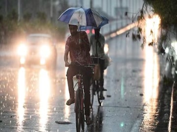 বঙ্গোপসাগরে ভয়ানক শক্তি বাড়াচ্ছে নিম্নচাপ, মৌসুমী বায়ু ঢুকে গেল, ঝড়-বৃষ্টি প্রবল বঙ্গোপসাগরে ভয়ানক শক্তি বাড়াচ্ছে নিম্নচাপ, মৌসুমী বায়ু ঢুকে গেল, ঝড়-বৃষ্টি প্রবল