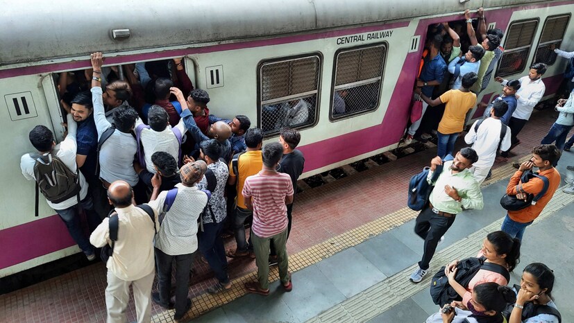 জানা যায়, এক ব্যক্তি প্রতিবন্ধী যাত্রীদের জন্য সংরক্ষিত কোচে আচমকা উঠে পড়েন। এরপরেই বিষয়াটিতে প্রতিবাদ শুরু হয়ে। Representative Image 