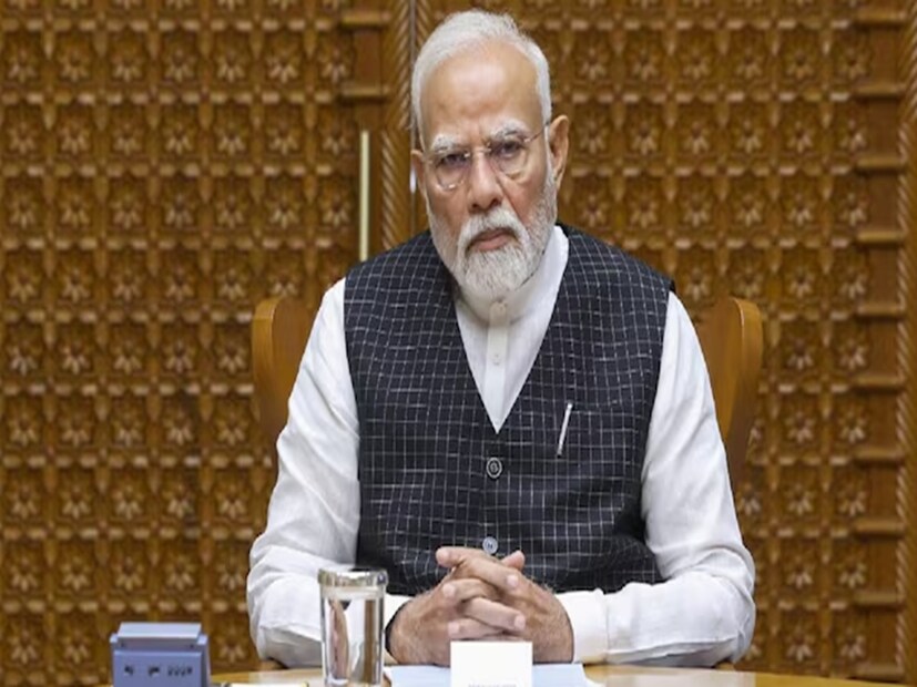 ৫,৪০০ কোটি টাকার প্রকল্প উদ্বোধনের জন্য দুই দিনের গুজরাট সফরে থাকা প্রধানমন্ত্রী মোদি আজ আহমেদাবাদ বিমানবন্দরে পৌঁছানোর পর তাকে উষ্ণ অভ্যর্থনা জানানো হয়। মুখ্যমন্ত্রীর কার্যালয় (সিএমও) থেকে প্রকাশিত এক বিজ্ঞপ্তিতে বলা হয়েছে, রাজ্যপাল আচার্য দেবব্রত এবং মুখ্যমন্ত্রী ভূপেন্দ্র প্যাটেল সেখানে উপস্থিত ছিলেন।