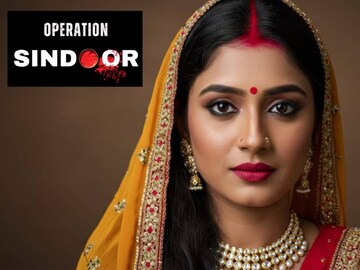সিঁদুররাঙা সীমন্তিনী এবং কপালে ত্রিনয়নসম বিন্দি যেন নারীশক্তির উন্মেষ