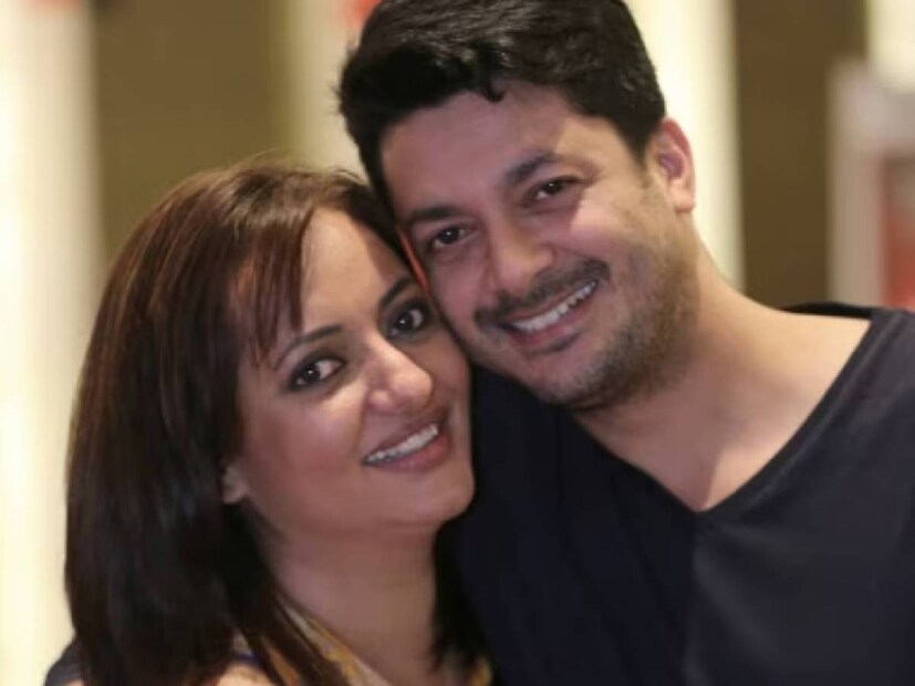 জীবনে ঝড় বয়ে গিয়েছে। আলাদা হয়েছে পথ। তবু জীবন এগিয়েছে নিজের গতিতে।যিশু সেনগুপ্তের পদবি নামের পাশ থেকে সরিয়ে দিয়েছেন নীলাঞ্জনা শর্মা। নায়ক-স্বামীর সঙ্গে তাঁর দাম্পত্যে চিড় ধরেছে।