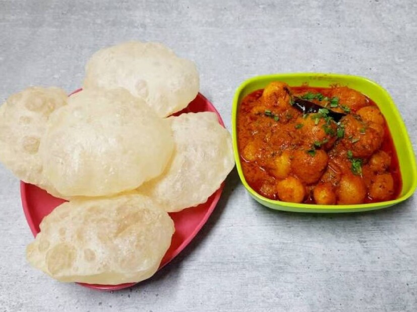 জলে ভাজলেও তেলে ভাজা লুচির সঙ্গে কোনও স্বাদের কোনও পার্থক্য বুঝতে পারবেন না। সহজ এই পদ্ধতিতে ওজন বেড়ে যাওয়ার চিন্তা না করেই লুচি খেতে পারবেন।