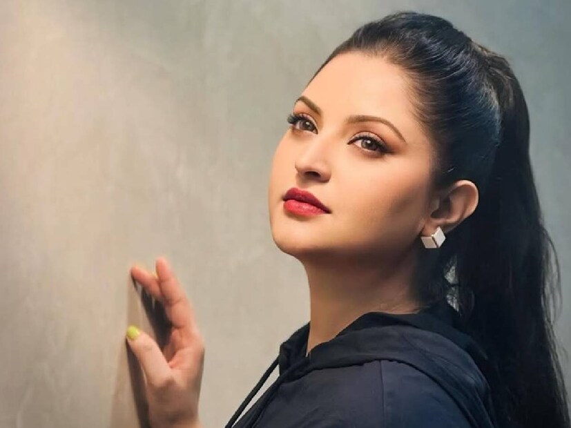 সোমবার ফেসবুকে লাইভ আসেন পরীমণি। জানান, তিনি জীবিত। বহাল তবিয়তে জীবনকে উপভোগ করছেন। কিন্তু কেন এ কথা আলাদা করে জনসমক্ষে বলতে হল নায়িকাকে?