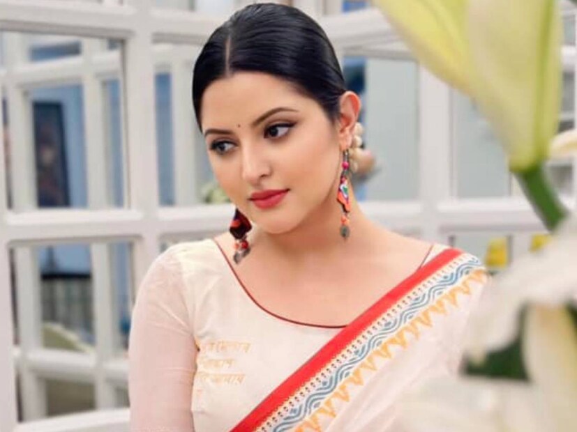 নিজেকে নিয়ে এ হেন ভুয়ো খবরে বেজায় চটেছেন পরীমণি। লাইভে এসে ক্ষোভ উগরে দিয়ে বলেন, কোনও একটা সমস্যা থেকে মানুষের নজর সরানোর জন্যই তাঁর মৃত্যুর খবর ছড়িয়ে দেওয়া হয়েছে। নায়িকা মনে করেন, এসবই সাম্প্রতিক কালে ওপার বাংলার নায়িকা নুসরত ফারিয়ার গ্রেফতারির বিষয়টিকে চর্চা থেকে দূরে রাখার প্রচেষ্টা।