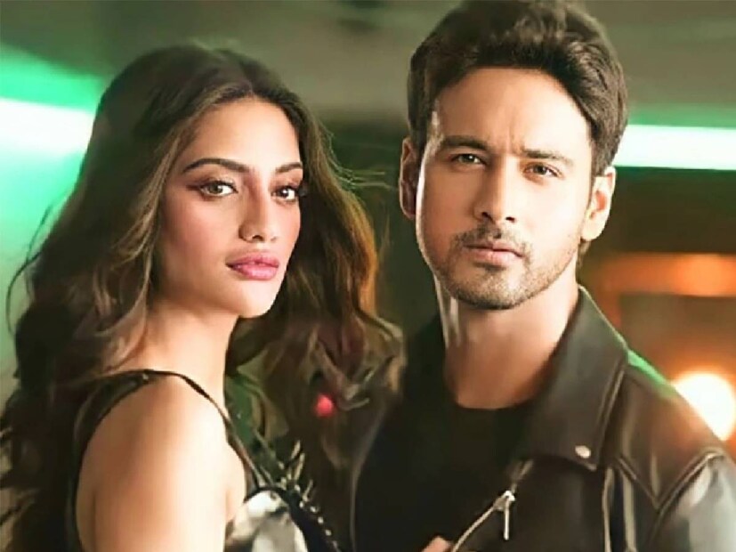 সম্প্রতি ইনস্টাগ্রামে একটি স্টোরি পোস্ট করেন যশ। বাংলায় যার তর্জমা করলে দাঁড়ায়, 'শেষে তোমার পাশে শুধু তুমিই থাকো।' এখানেই শেষ নয়। দেখা যায়, ইনস্টাগ্রাম থেকেও নুসরতকে আনফলো করে দিয়েছন যশ।