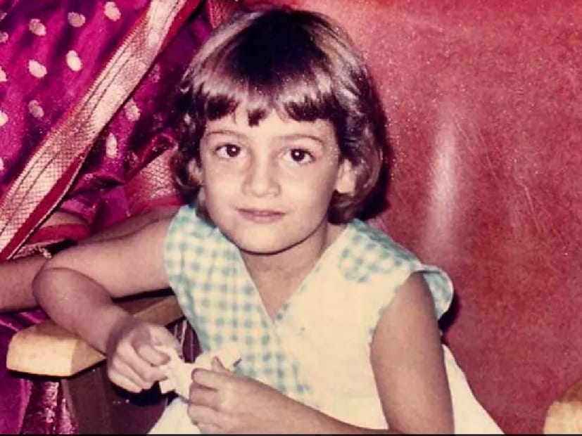 ছবির এই ছোট্ট মেয়েটি এক সময়ের বলিউডের নায়িকা। শান্ত চোখ, স্মিত হাসি নিয়ে যে তাকিয়ে রয়েছে ক্যামেরার দিকে, সে আসলে পরবর্তীতে অসংখ্য হৃদয়ে হিল্লোল তুলেছিল। কে তিনি বুঝতে পারছেন? কয়েকটি সূত্র ধরিয়ে দেওয়া যাক। ছবির এই ছোট্ট মেয়েটি এক সময়ের বলিউডের নায়িকা। শান্ত চোখ, স্মিত হাসি নিয়ে যে তাকিয়ে রয়েছে ক্যামেরার দিকে, সে আসলে পরবর্তীতে অসংখ্য হৃদয়ে হিল্লোল তুলেছিল। কে তিনি বুঝতে পারছেন? কয়েকটি সূত্র ধরিয়ে দেওয়া যাক।