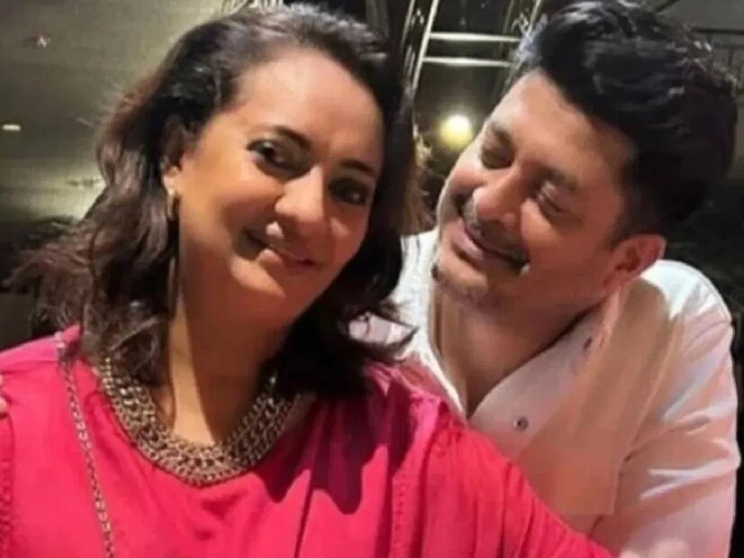সংসার ভেঙেছে। পথ আলাদ হয়েছে যিশু সেনগুপ্ত এবং নীলাঞ্জনা শর্মার। অনেক দিন ধরেই এক ছাদের তলায় থাকছেন না তাঁরা। স্ত্রীর সঙ্গে সম্পর্কে অবনতির কারণে দুই মেয়ের সঙ্গেও দূরত্ব তৈরি হয়েছে বাংলার অন্যতম সফল অভিনেতার।
