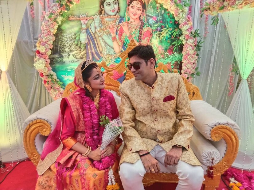 গতে বাঁধা জাঁকজমক নয়, বরং কিছুটা আলাদা ভাবেই নতুন জীবনে পা রাখলেন বিনীতা। বৃন্দাবনে ধর্মীয় স্থানে বিয়ে করলেন তাঁরা।