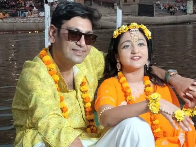 সেখানেই যমুনাবক্ষে নৌকায় গায়ে হলুদ সেরেছেন তাঁরা। বিনীতা-বিশালকে ঘিরেছিলেন তাঁদের কাছের মানুষেরা।