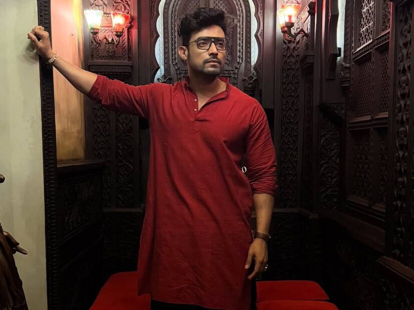 বাইপাস সংলগ্ন এলাকায় বিলাসবহুল আবাসনের ২৪ তলায় থাকেন অভিনেতা রণজয় বিষ্ণু। নিরাপত্তার জন্য ৩৬০ ডিগ্রী ঘূর্ণমান সিসিটিভি ক্যামেরার নজরদারি থাকে সব সময়। কিন্তু তার মাঝেও অভিনেতার ফ্ল্যাটে যা ঘটে গেল, তার কোনও ব্যাখ্যা তিনি পাচ্ছেন না।