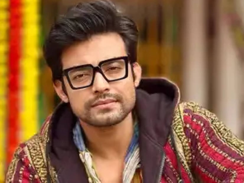 সেই ভিডিও দিয়ে রণজয় লেখেন, 'কী হচ্ছে কেন হচ্ছে ???কোনও ক্লু নেই ...
ঘরের দরজা-জানলা বন্ধ থাকলে ,হাওয়া ঢোকার কোন সম্ভাবনা নেই কিন্তু তারপরেও ঘটনাগুলো এমন ঘটছে যেন দমকা হাওয়ায় সবটা উড়িয়ে নিয়ে গেছে.... অদ্ভুত ...
কেন হচ্ছে যেহেতু জানিনা তাই এর কোন প্রতিকারের উপায় ও আমার জানা নেই....'