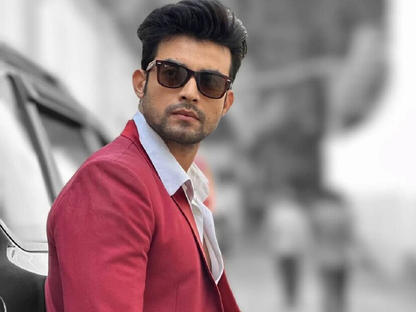 সম্প্রতি নেটমাধ্যমে একটি ভিডিও পোস্ট করেছেন রণজয়। সেখানে দেখা যাচ্ছে, তাঁর ঘরের লন্ডভন্ড হয়ে রয়েছে। মেঝে জুড়ে কাচের টুকরো, গাছের টব ভেঙে মেঝে ভর্তি মাটি ছড়ানো।