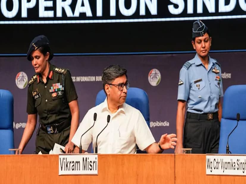 বাঁদিক থেকে ভারতীয় সেনার কর্নেল সোফিয়া কুরেশি, বিদেশসচিব বিক্রম মিস্রি এবং ভারতীয় বায়ুসেনার উইং কম্যান্ডার ব্যোমিকা সিং৷ ছবি- পিটিআই