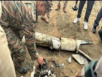পঞ্জাবের হোসিয়ারপুরে পাকিস্তানের ছোড়া দুটি পিএল ১৫ই মিসাইলের ধ্বংসাবশেষ৷