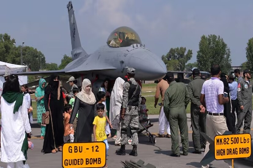 পাকিস্তানের F-16 বহর আকাশ থেকে আকাশ এবং আকাশ থেকে ভূমি উভয় ধরনের অভিযানের জন্যই সজ্জিত। এই বিমানগুলো আকাশে যুদ্ধের জন্য AIM-120 AMRAAM-এর মতো উন্নত ক্ষেপণাস্ত্র এবং আক্রমণ পরিচালনার জন্য যুদ্ধাস্ত্র বহন করতে পারে। এগুলির সর্বোচ্চ গতি ম্যাক 2-এর বেশি, আধুনিক রাডার এবং লক্ষ্য হানার ব্যবস্থায় তা সজ্জিত। বিমানগুলি সমস্ত আবহাওয়াতেই উড়তে সক্ষম এবং দীর্ঘস্থায়ী অভিযানের জন্য মাঝ আকাশে জ্বালানি ভরে নেওয়ার ক্ষমতা এতে আছে। কিন্তু, আমেরিকা উন্নত ইলেকট্রনিক ওয়ারফেয়ার স্যুট, দূরপাল্লার টার্গেটিং ও রাডার আপগ্রেড এবং নিরাপদ ডেটা লিঙ্ক সিস্টেম আটকে রেখেছে, যা জেটগুলোর ন্যাটো বা মার্কিন প্ল্যাটফর্মের সঙ্গে যোগাযোগের জন্য গুরুত্বপূর্ণ। শুধু তা-ই নয়, আমেরিকান অ-প্রসারণ নীতি অনুসারে, F-16 বিমানগুলি পারমাণবিক সরবরাহের জন্য কনফিগার করা হয়নি। (Photo: AFP)