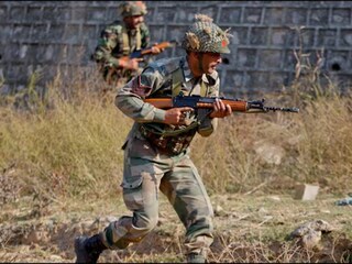 কুপওয়ারায় ফের গোলাবর্ষণ পাক সেনার ! যোগ্য জবাব দিল ভারত (Photo: PTI)