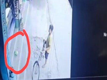 দোকানের বাইরে পড়ে রয়েছে চিপসের প্যাকেট, সামনে সেই স্কুল প়ড়ুয়া৷ এই ছবি ধরা পড়েছে সিসিটিভি ফুটেজে৷ 