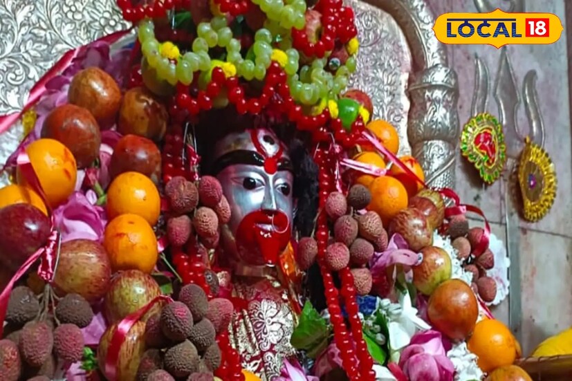 রাতে মাকে ফুল এবং ফলের মালা দিয়ে রাজবেশে সাজানো হয়। যে ফল বিগ্রহকে নিবেদন করা হয়, সেই ফল খাওয়া যায় না। ফলহারিণী অমাবস্যা উপলক্ষে তারাপীঠে আরতি হয় তিনবার।