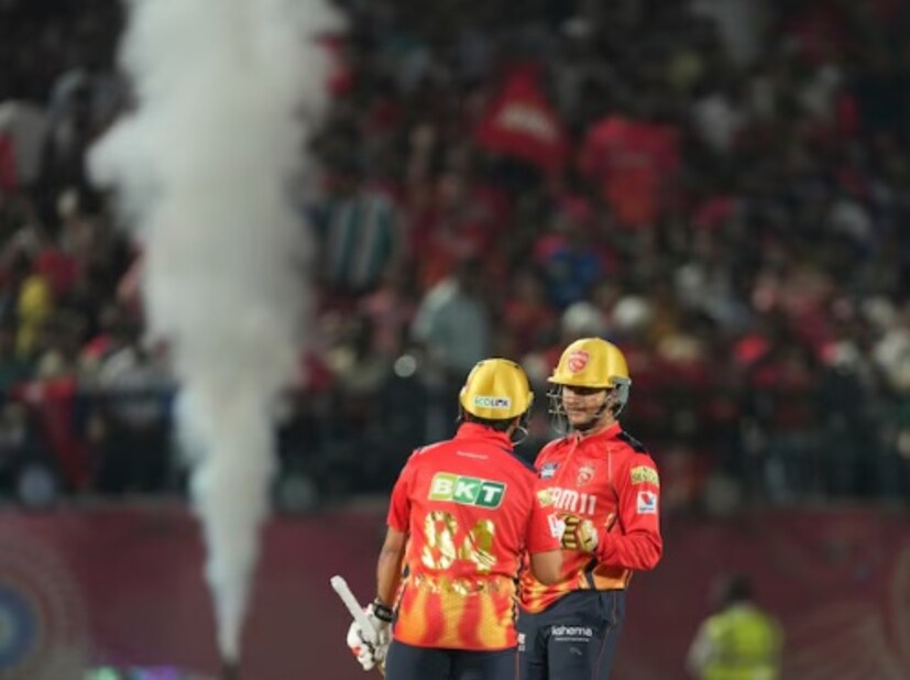 এবার ক্রিকেটরদের সুরক্ষার কথা ভেবে তাঁদের তড়িঘড়ি ফেরানোর তোড়জোড় শুরু করল BCCI৷ বিশেষ ট্রেনের ব্যবস্থা করা হল৷ ভারত-পাকিস্তান সীমান্তে উত্তেজনার কারণে, পঞ্জাব কিংস এবং দিল্লি ক্যাপিটালসের মধ্যকার ম্যাচটি মাঝপথে বাতিল করা হয়েছে। এই ম্যাচটি ধর্মশালায় খেলা হচ্ছিল। ভারত ও পাকিস্তানের মধ্যে যুদ্ধের মতো পরিবেশ বিরাজ করছে। 