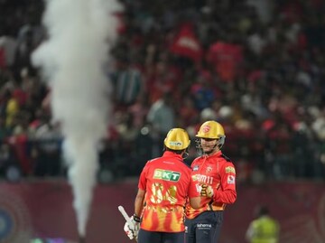 অনিশ্চিত IPL-এর বাকি ম্যাচ?ক্রিকেটরদের বিমানে নয়,তড়িঘড়ি ট্রেনে ফেরানোর তোড়জোড় BCCIএর অনিশ্চিত IPL-এর বাকি ম্যাচ?ক্রিকেটরদের বিমানে নয়,তড়িঘড়ি ট্রেনে ফেরানোর তোড়জোড় BCCIএর