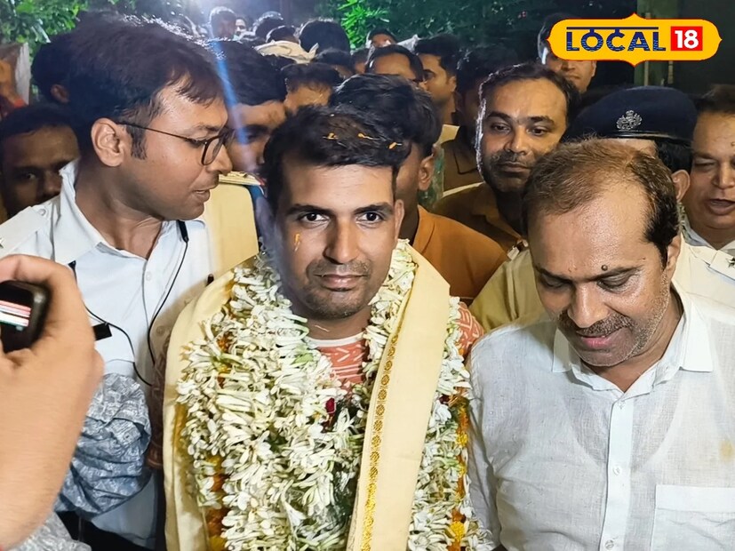হুগলি: বর্ডার পেরিয়ে পাকিস্তানে ঢুকে পরে বন্দি হয়েছিলেন বিএসএফ জওয়ান পূর্নম কুমার সাউ। তার ঠিক একমাস পরে অবশেষে নিজের বাড়িতে ফিরলেন বিএসএফ জওয়ান। তাঁর বাড়ি ফেরা নিয়ে একেবারে উৎসবের মেজাজ রিষড়ায়। হুডখোলা গাড়িতে চাপিয়ে গোটা শহর পরিভ্রমন করে অবশেষে বাড়িতে পরিবার-পরিজনদের কাছে পৌঁছালেন পূর্ণম। আর ঘরে ফিরে পূর্ণম বললেন, ‘‘ভারতে আমার দ্বিতীয় জন্ম হল। আমরা দেশের সীমানায় দাঁড়িয়ে থাকি, তাই ভয় পাই না।’’