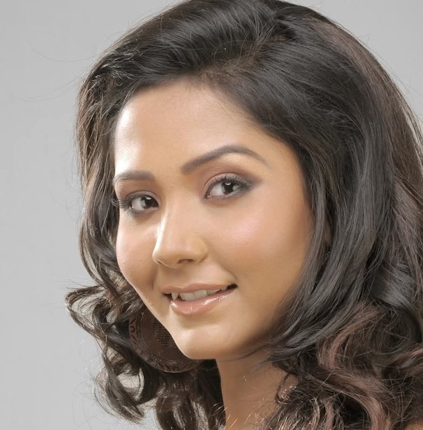 আর এক প্রযোজক পৌলমী রায়ের কথায়, “আমাদের প্রোডাকশন হাউজ পথচলতি গল্প দ্বারা প্রযোজিত ছবি ‘বেগনি রঙের আলো’ প্রযোজক হিসেবে আমার প্রথম উদ্যোগ। মানসী সিনহার মতো পরিচালক এবং অভিনেতা ও সমস্ত কলাকুশলীদের সঙ্গে কাজ করতে পেরে আমি সত্যিই কৃতজ্ঞ। দুর্ধর্ষ টিমওয়ার্কের মাধ্যমে এই উদ্যোগের ব্যাপক সাফল্য চাইছি।” 