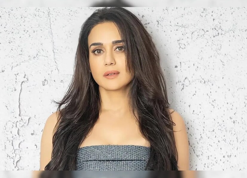 সম্পত্তি নিতে অনীহা: ই-টাইমস-এর প্রতিবেদন থেকে জানা যাচ্ছে, প্রীতি সাফ জানিয়েছিলেন যে, আমরোহির ৬০০ কোটি টাকার সম্পত্তিতে তাঁর কোনও আগ্রহ নেই। অভিনেত্রী বলেছিলেন যে, “আমি শানদার আমরোহির সম্পত্তি গ্রহণ করব না।” তবে আমরোহির মৃত্যুর পর তাঁর পুত্রের বিরুদ্ধে মামলা দায়ের করেছিলেন প্রীতি। তিনি জানিয়েছিলেন যে, আমরোহির চিকিৎসার জন্য ২ কোটি টাকা লোন দেওয়া হয়েছিল। সেটা ফেরত দেওয়া উচিত। (Photo: Instagram)