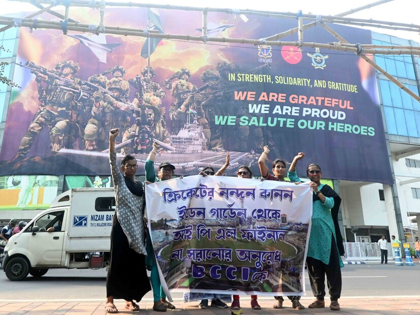 দিন কয়েক আগে ইডেনের বাইরে ক্রীড়াপ্রেমিরা কলকাতায় আইপিএল ফাইনাল চেয়ে বিক্ষোভও দেখিয়েছে। সিএবি কর্তারাও প্রস্তুত ফাইনাল আয়োজনের জন্য। শেষ পর্যন্ত বোর্ড কী সিদ্ধান্ত নেয় সেটাই দেখার।