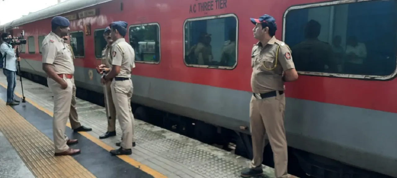 দুই কিশোরী জানায় যে তারা চাকরি খুঁজতে এবং স্কুলে ভর্তি হতে বাড়ি থেকে বেরিয়েছে। তাদের দূর সম্পর্তকের ভাইয়ের বন্ধু বারাণসী যাওয়ার জন্য প্রয়াগরাজ জংশনে রেখে চলে গিয়েছে। ওরা আরও বলে বারাণসী পৌঁছে বিশ্বনাথ মন্দিরে ভাইয়ের জন্য অপেক্ষা করবে তারা, এবং কয়েকদিন পর ভাইয়ের সেই বন্ধু চাকরি দেবে। Representative Image